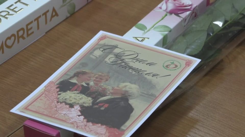 В канун Дня учителя в дубоссарском офисе «Обновления» поздравили педагогов-ветеранов