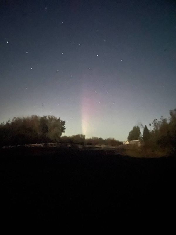 Третью ночь подряд в регионах России видно северное сияние: Третью ночь подряд в регионах России видно северное сияние: