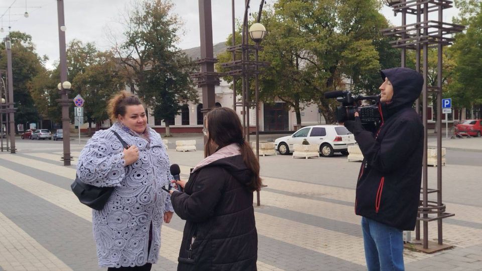 Ко Дню рождения города. Сегодня юные журналисты провели опрос среди жителей Бендер, спрашивая их о любимом городе: Ко Дню рождения города. Сегодня юные журналисты провели опрос среди жителей Бендер, спрашивая их о любимом городе: