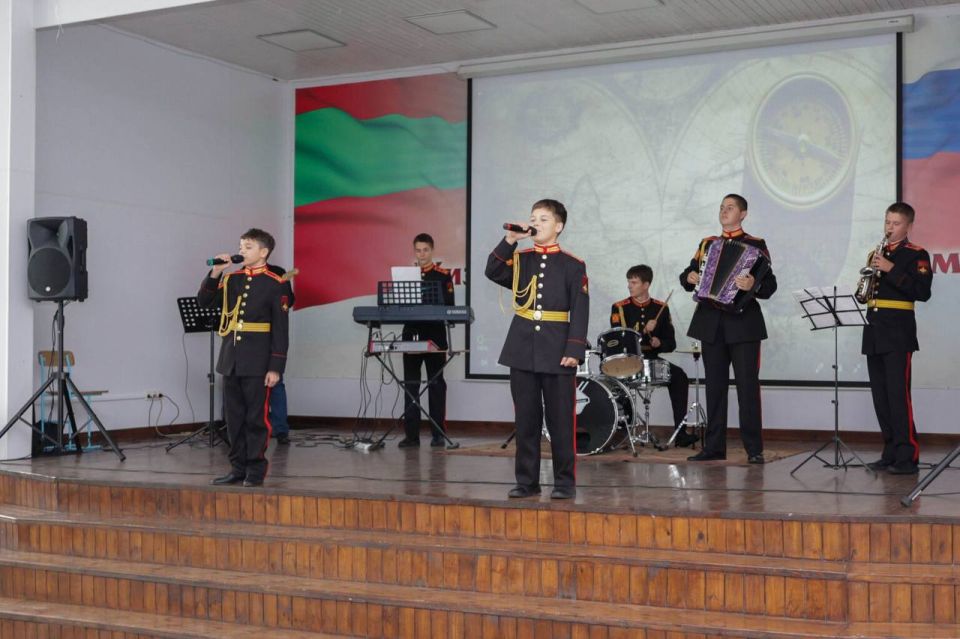 В СУВОРОВСКОМ УЧИЛИЩЕ ЧЕСТВОВАЛИ ПЕДАГОГОВ В СУВОРОВСКОМ УЧИЛИЩЕ ЧЕСТВОВАЛИ ПЕДАГОГОВ