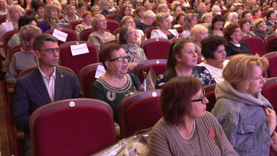 В Бендерах прошло торжественное собрание к Дню учителя В Бендерах прошло торжественное собрание к Дню учителя