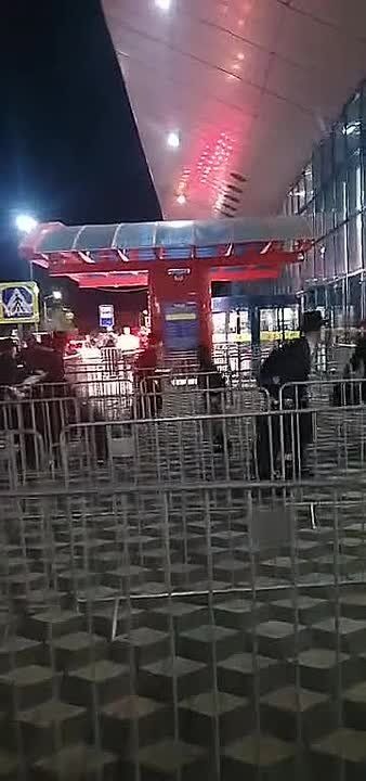 Группа хасидов во время возвращения домой через кишинёвский аэропорт изобразила змейку с телефона Нокиа 3310