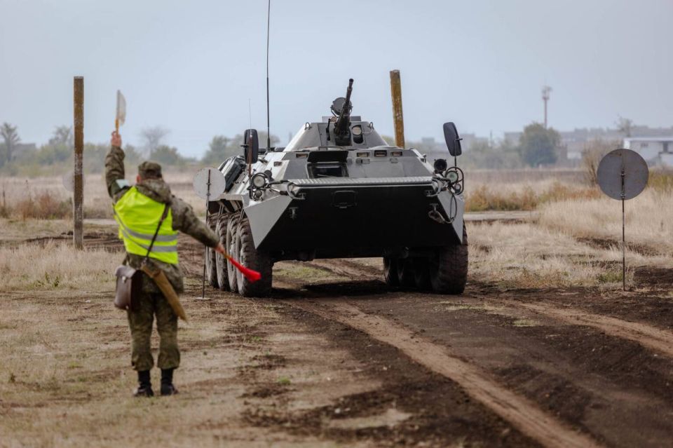 КУРСАНТЫ ОСВАИВАЮТ ВОЖДЕНИЕ БРОНЕТРАНСПОРТЕРОВ КУРСАНТЫ ОСВАИВАЮТ ВОЖДЕНИЕ БРОНЕТРАНСПОРТЕРОВ