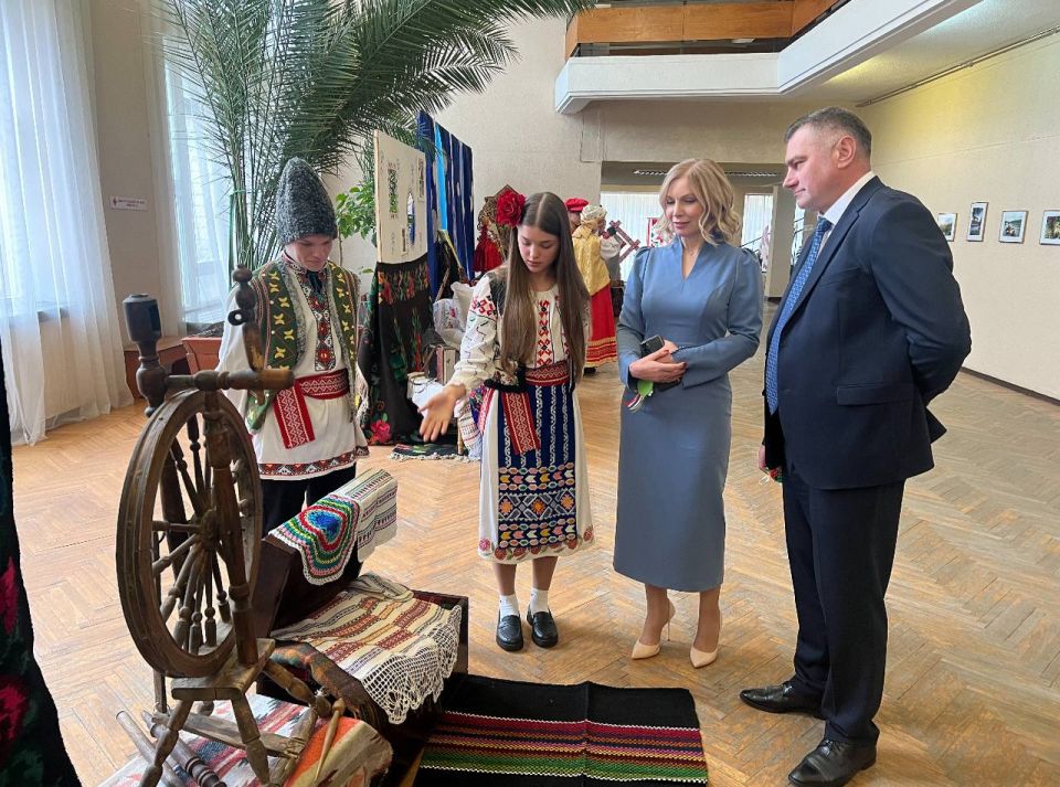 Более 200 педагогов наградили ко Дню учителя Более 200 педагогов наградили ко Дню учителя