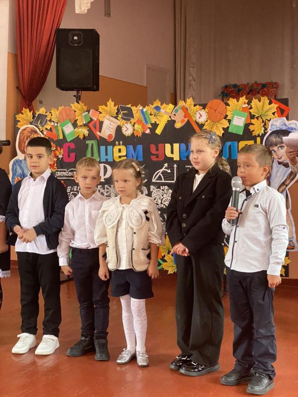 Сегодня в Тираспольской средней школе №18 с гимназическими классами прошли праздничные мероприятия, посвящённые Дню учителя! Сегодня в Тираспольской средней школе №18 с гимназическими классами прошли праздничные мероприятия, посвящённые Дню учителя!