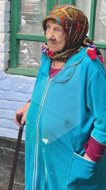 Слободзейские лицеисты после уроков с цветами и подарками пришли в гости к педагогам-ветеранам
