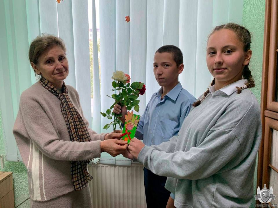 Утро сюрпризов в РУВК. День 3 октября начался для сотрудников и педагогов Республиканского учебно-воспитательного комплекса А.С. Макаренко с приятных неожиданностей Утро сюрпризов в РУВК. День 3 октября начался для сотрудников и педагогов Республиканского учебно-воспитательного комплекса А.С. Макаренко с приятных неожиданностей