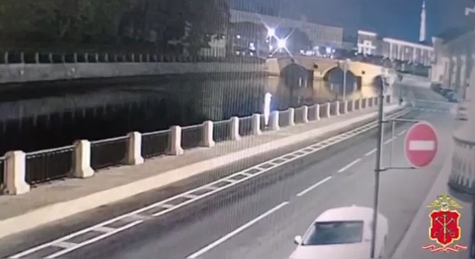 В Питере бухой водятел пробил ограждение и улетел в Фонтанку