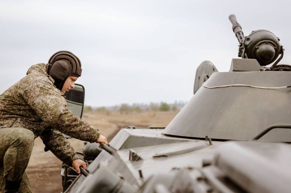 КУРСАНТЫ ОСВАИВАЮТ ВОЖДЕНИЕ БРОНЕТРАНСПОРТЕРОВ КУРСАНТЫ ОСВАИВАЮТ ВОЖДЕНИЕ БРОНЕТРАНСПОРТЕРОВ
