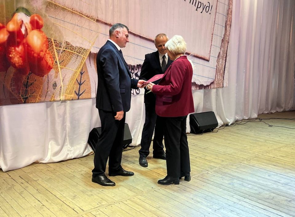 Более 200 педагогов наградили ко Дню учителя Более 200 педагогов наградили ко Дню учителя