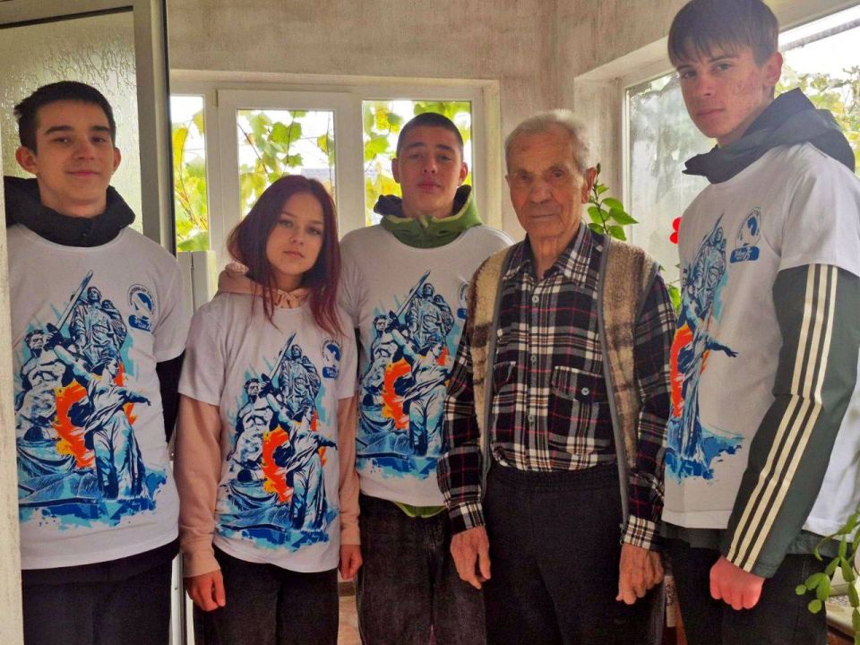 Волонтёры Победы Бендерской СОШ № 14 в Международный день пожилых людей навестили ветерана Великой Отечественной войны Захара Башмакова