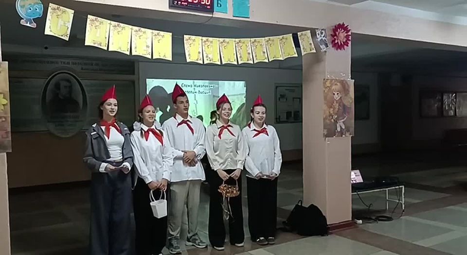 Старшеклассники 17-й столичной школы встречали своих учителей в пионерских галстуках и белых рубашках