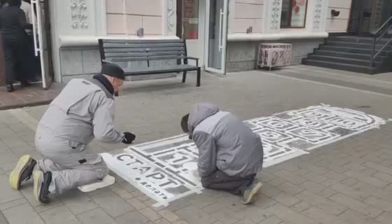 В центре Бендер на тротуаре нарисовали классики