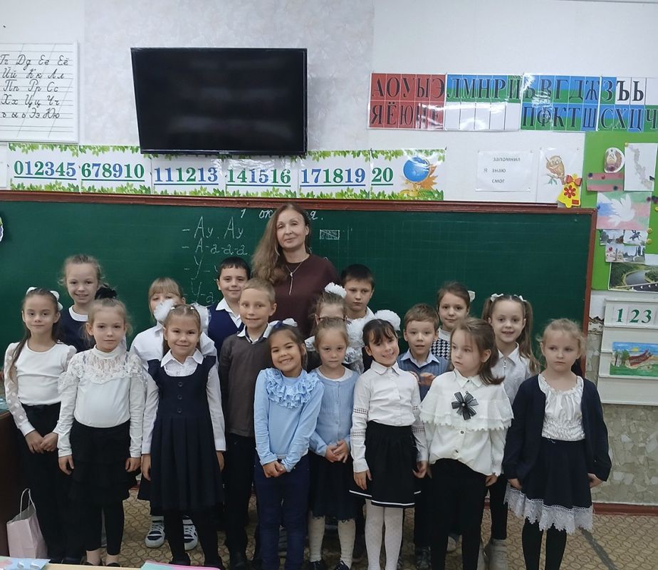 День учителя - праздник тех, кто открывает школьникам мир знаний, воспитывает, приобщает к активной жизни