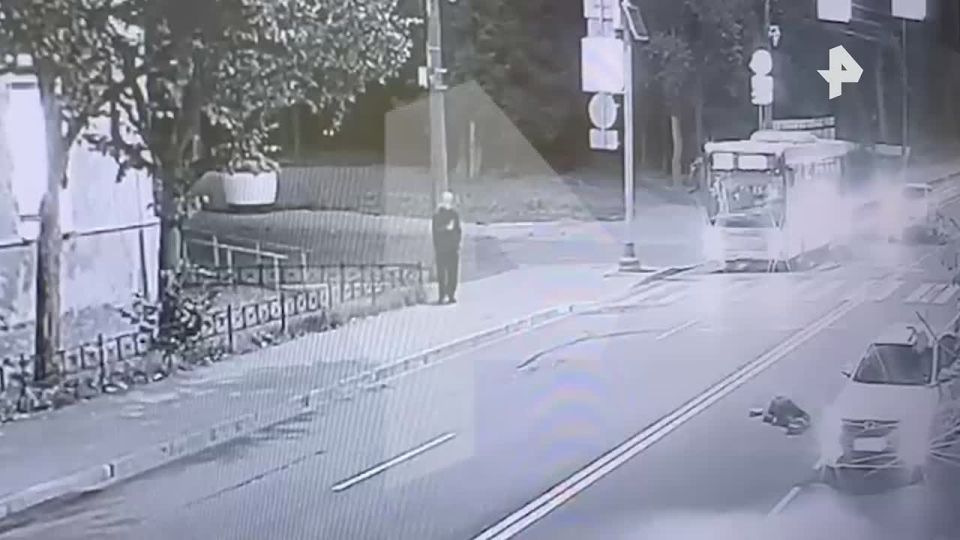 Автомобиль на полном ходу сбил школьника на пешеходном переходе в Петербурге