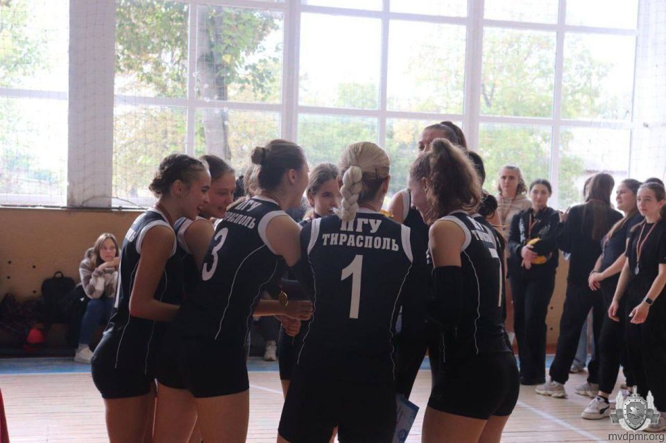 4 волейбольные команды встретились в Слободзее на турнире ко Дню учителя 4 волейбольные команды встретились в Слободзее на турнире ко Дню учителя