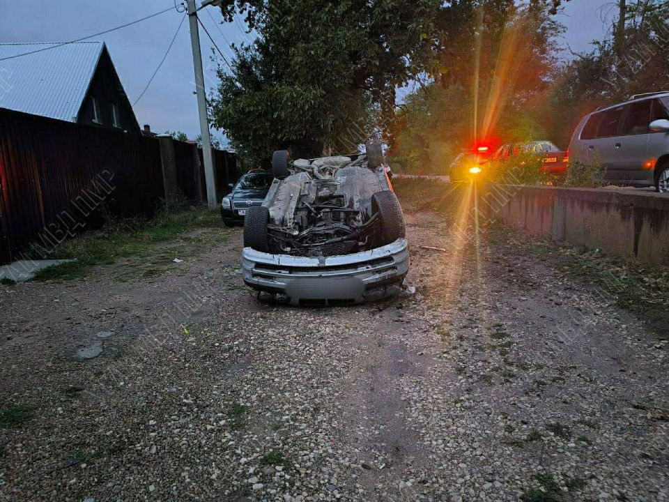 Уснул за рулём. Утром 5 октября на улице Бендерской в Тирасполе опрокинулся «БМВ» Уснул за рулём. Утром 5 октября на улице Бендерской в Тирасполе опрокинулся «БМВ»