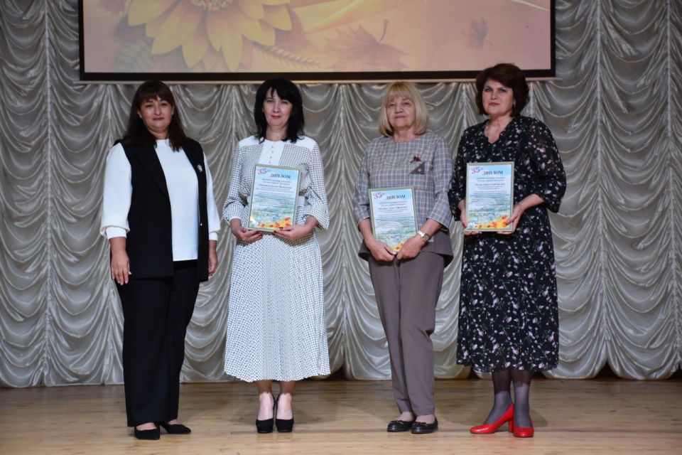 В конце минувшей недели в Каменском районном Доме культуры состоялось торжественное мероприятие, посвящённое Дню учителя — празднику, который объединяет всех, кто посвятил свою жизнь благородному делу обучения и воспитания В конце минувшей недели в Каменском районном Доме культуры состоялось торжественное мероприятие, посвящённое Дню учителя — празднику, который объединяет всех, кто посвятил свою жизнь благородному делу обучения и воспитания