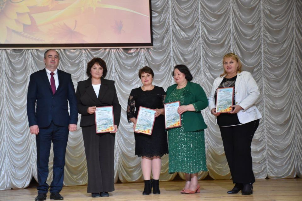 В конце минувшей недели в Каменском районном Доме культуры состоялось торжественное мероприятие, посвящённое Дню учителя — празднику, который объединяет всех, кто посвятил свою жизнь благородному делу обучения и воспитания В конце минувшей недели в Каменском районном Доме культуры состоялось торжественное мероприятие, посвящённое Дню учителя — празднику, который объединяет всех, кто посвятил свою жизнь благородному делу обучения и воспитания