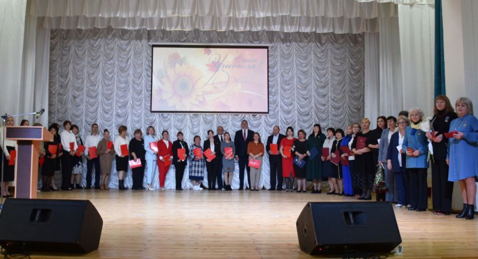 В конце минувшей недели в Каменском районном Доме культуры состоялось торжественное мероприятие, посвящённое Дню учителя — празднику, который объединяет всех, кто посвятил свою жизнь благородному делу обучения и воспитания В конце минувшей недели в Каменском районном Доме культуры состоялось торжественное мероприятие, посвящённое Дню учителя — празднику, который объединяет всех, кто посвятил свою жизнь благородному делу обучения и воспитания