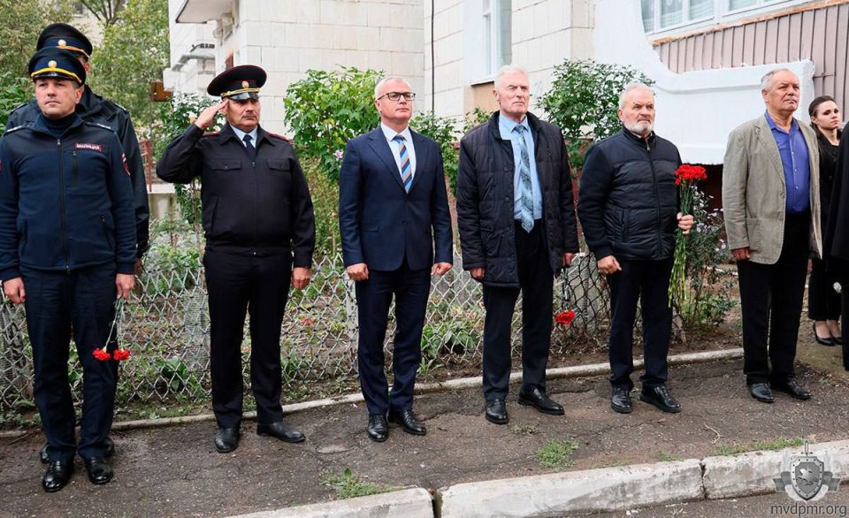 Легендарным сыщикам посвящается Легендарным сыщикам посвящается