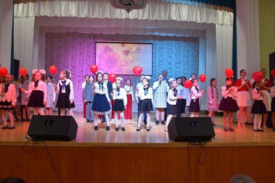 В конце минувшей недели в Каменском районном Доме культуры состоялось торжественное мероприятие, посвящённое Дню учителя — празднику, который объединяет всех, кто посвятил свою жизнь благородному делу обучения и воспитания В конце минувшей недели в Каменском районном Доме культуры состоялось торжественное мероприятие, посвящённое Дню учителя — празднику, который объединяет всех, кто посвятил свою жизнь благородному делу обучения и воспитания