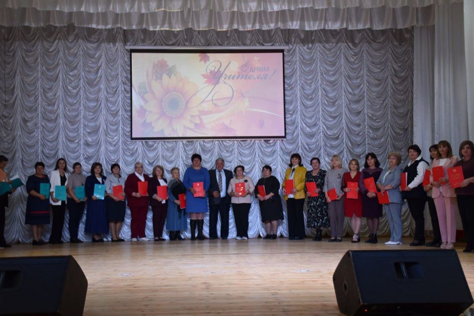 В конце минувшей недели в Каменском районном Доме культуры состоялось торжественное мероприятие, посвящённое Дню учителя — празднику, который объединяет всех, кто посвятил свою жизнь благородному делу обучения и воспитания В конце минувшей недели в Каменском районном Доме культуры состоялось торжественное мероприятие, посвящённое Дню учителя — празднику, который объединяет всех, кто посвятил свою жизнь благородному делу обучения и воспитания