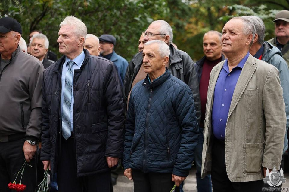 Легендарным сыщикам посвящается Легендарным сыщикам посвящается