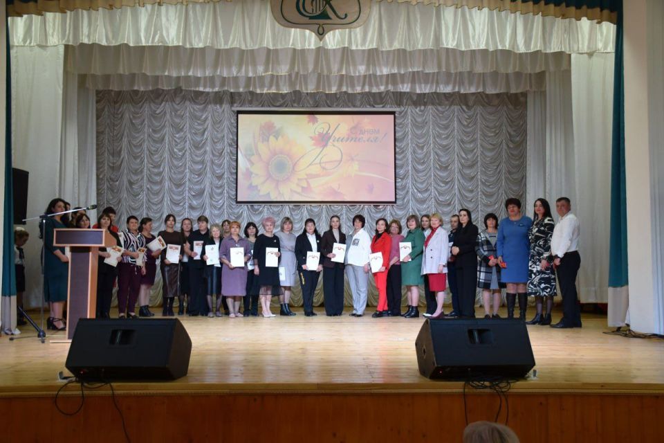 В конце минувшей недели в Каменском районном Доме культуры состоялось торжественное мероприятие, посвящённое Дню учителя — празднику, который объединяет всех, кто посвятил свою жизнь благородному делу обучения и воспитания В конце минувшей недели в Каменском районном Доме культуры состоялось торжественное мероприятие, посвящённое Дню учителя — празднику, который объединяет всех, кто посвятил свою жизнь благородному делу обучения и воспитания