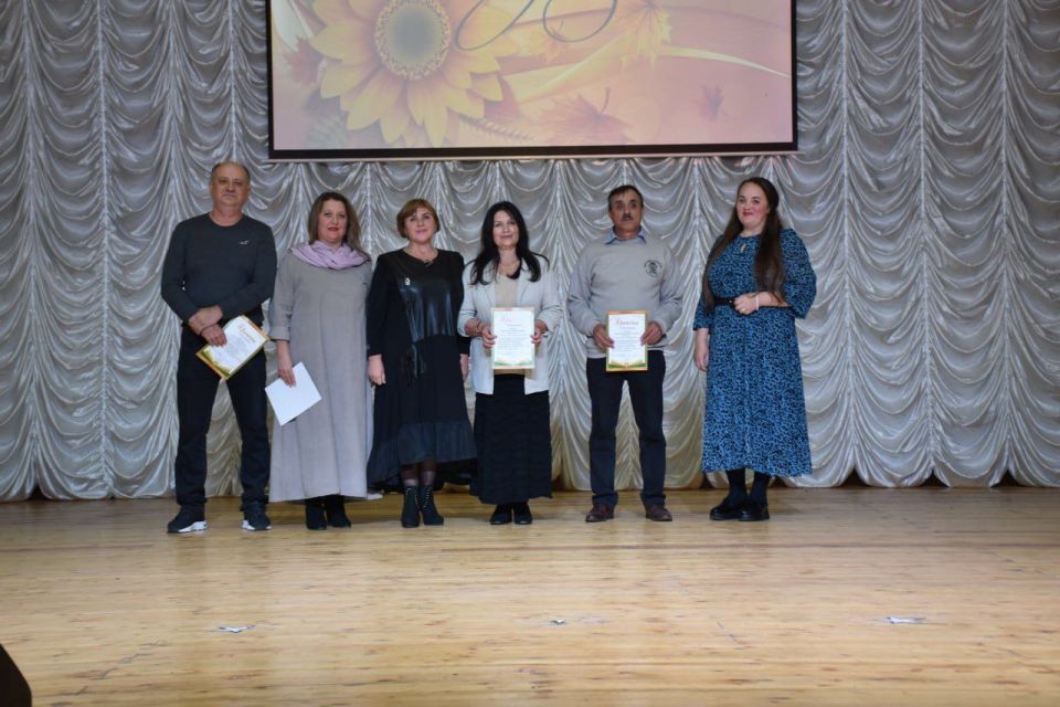 В конце минувшей недели в Каменском районном Доме культуры состоялось торжественное мероприятие, посвящённое Дню учителя — празднику, который объединяет всех, кто посвятил свою жизнь благородному делу обучения и воспитания В конце минувшей недели в Каменском районном Доме культуры состоялось торжественное мероприятие, посвящённое Дню учителя — празднику, который объединяет всех, кто посвятил свою жизнь благородному делу обучения и воспитания