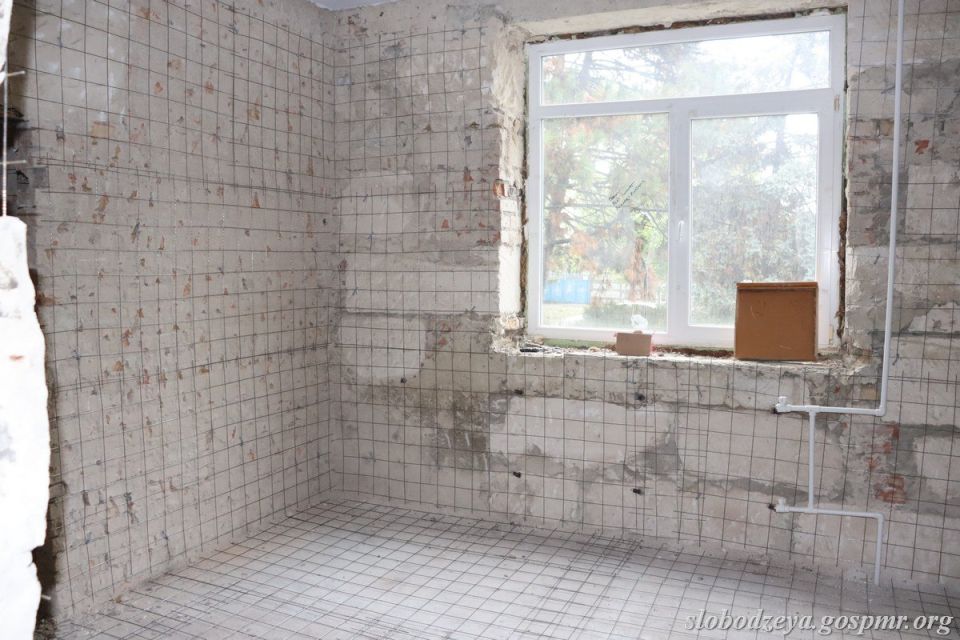 Василий Тищенко проверил ход капитального ремонта в слободзейской поликлинике Василий Тищенко проверил ход капитального ремонта в слободзейской поликлинике