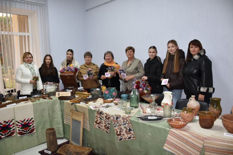 Ко Дню пожилого человека специалистом по молодёжной политике государственной администрации Каменского района и г. Каменка совместно с активистами молодёжного крыла Каменского ТО ОНФ была проведена акция «С открытым сердцем... Ко Дню пожилого человека специалистом по молодёжной политике государственной администрации Каменского района и г. Каменка совместно с активистами молодёжного крыла Каменского ТО ОНФ была проведена акция «С открытым сердцем...