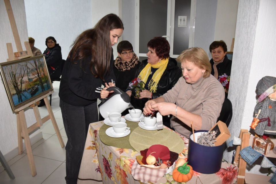 В Каменке ко Дню пожилого человека прошла акция «С открытым сердцем добрым словом поздравим наших дорогих» В Каменке ко Дню пожилого человека прошла акция «С открытым сердцем добрым словом поздравим наших дорогих»