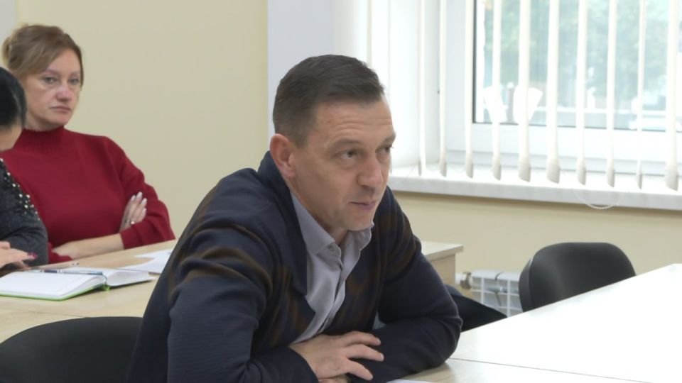 Сегодня на заседании президиума Бендерского горсовета, проведённом совместно с госадминистрацией, рассмотрен вопрос реализации городской программы по регулированию численности безнадзорных и бесхозных животных на территории... Сегодня на заседании президиума Бендерского горсовета, проведённом совместно с госадминистрацией, рассмотрен вопрос реализации городской программы по регулированию численности безнадзорных и бесхозных животных на территории...