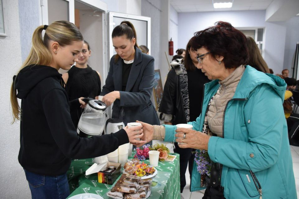 Ко Дню пожилого человека специалистом по молодёжной политике государственной администрации Каменского района и г. Каменка совместно с активистами молодёжного крыла Каменского ТО ОНФ была проведена акция «С открытым сердцем... Ко Дню пожилого человека специалистом по молодёжной политике государственной администрации Каменского района и г. Каменка совместно с активистами молодёжного крыла Каменского ТО ОНФ была проведена акция «С открытым сердцем...