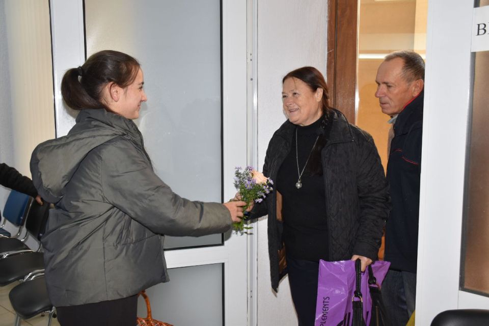 Ко Дню пожилого человека специалистом по молодёжной политике государственной администрации Каменского района и г. Каменка совместно с активистами молодёжного крыла Каменского ТО ОНФ была проведена акция «С открытым сердцем... Ко Дню пожилого человека специалистом по молодёжной политике государственной администрации Каменского района и г. Каменка совместно с активистами молодёжного крыла Каменского ТО ОНФ была проведена акция «С открытым сердцем...