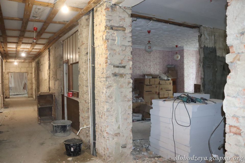 Василий Тищенко проверил ход капитального ремонта в слободзейской поликлинике Василий Тищенко проверил ход капитального ремонта в слободзейской поликлинике