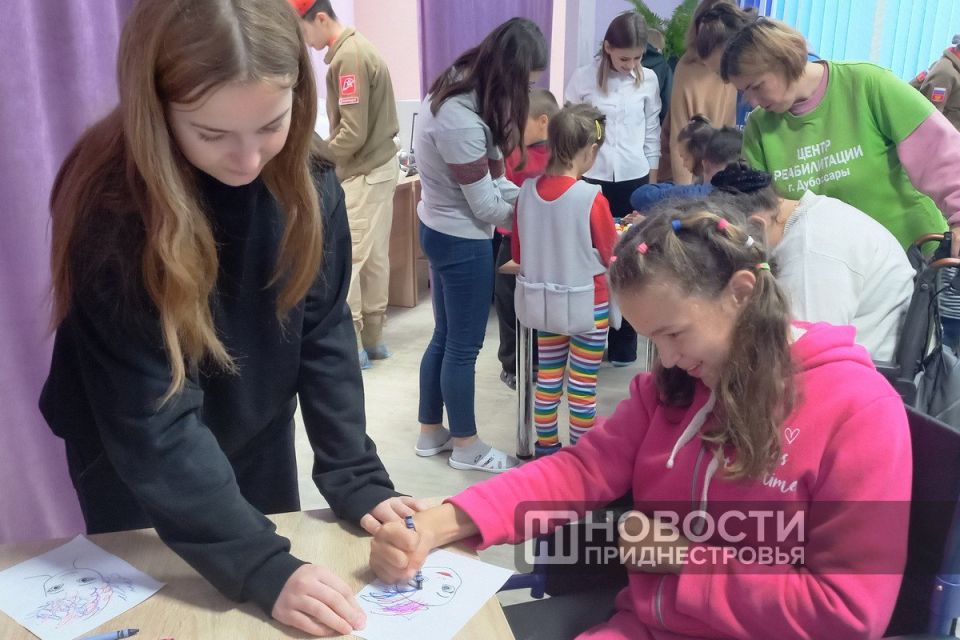 Волонтёры «Горячие сердца» юнармейского отряда «Красная звезда», студенты Тираспольского юридического института и суворовцы организовали благотворительную акцию в Дубоссарском центре реабилитации для детей с особенностями... Волонтёры «Горячие сердца» юнармейского отряда «Красная звезда», студенты Тираспольского юридического института и суворовцы организовали благотворительную акцию в Дубоссарском центре реабилитации для детей с особенностями...