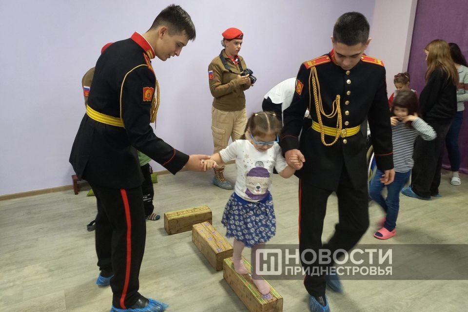 Волонтёры «Горячие сердца» юнармейского отряда «Красная звезда», студенты Тираспольского юридического института и суворовцы организовали благотворительную акцию в Дубоссарском центре реабилитации для детей с особенностями... Волонтёры «Горячие сердца» юнармейского отряда «Красная звезда», студенты Тираспольского юридического института и суворовцы организовали благотворительную акцию в Дубоссарском центре реабилитации для детей с особенностями...