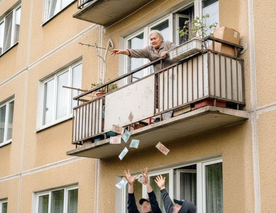 Бабушка скинула мошенникам деньги с балкона