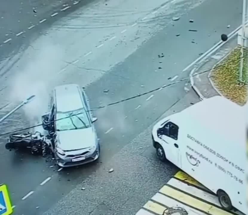 Жуткое ДТП в Подмосковье — мотоциклист в результате столкновения с легковушкой перелетел её и упал на дорогу