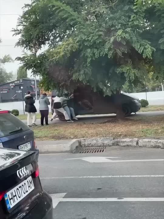 В Одессе женщины попытались остановить автобус ТЦК, в котором везли их мужчин