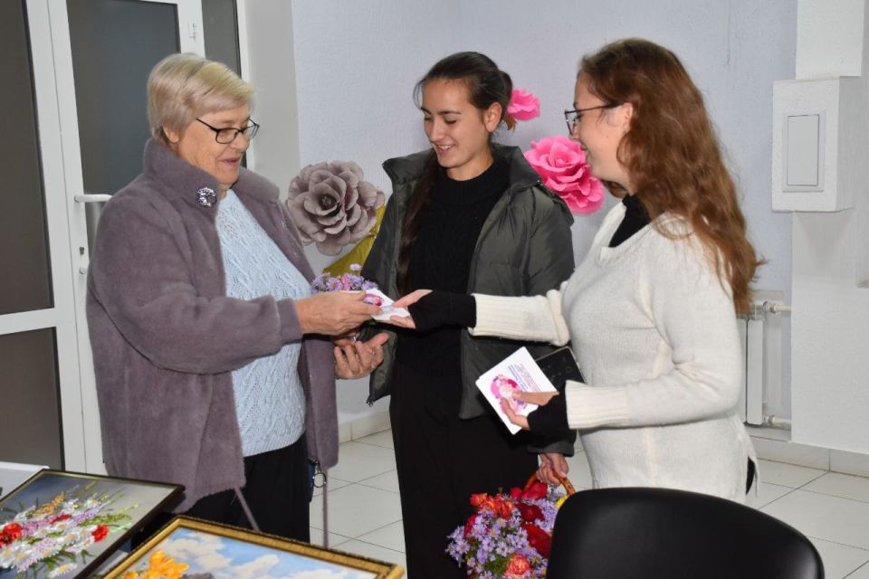 В Каменке ко Дню пожилого человека прошла акция «С открытым сердцем добрым словом поздравим наших дорогих» В Каменке ко Дню пожилого человека прошла акция «С открытым сердцем добрым словом поздравим наших дорогих»