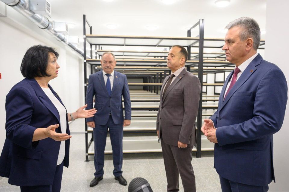 Президент Вадим Красносельский в сопровождении Александра Розенберга и Александра Коршунова посетил Государственную службу управления документацией и архивами ПМР Президент Вадим Красносельский в сопровождении Александра Розенберга и Александра Коршунова посетил Государственную службу управления документацией и архивами ПМР