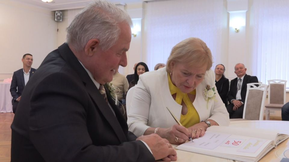 В День города в бендерском ЗАГСе чествовали пары, которые уже много лет вместе В День города в бендерском ЗАГСе чествовали пары, которые уже много лет вместе