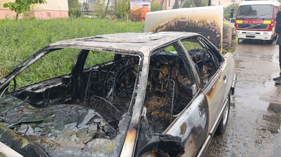 В столице сгорела Ауди. Припаркованная у обочины легковушка, загорелась днём 7 октября на улице 1 Мая В столице сгорела Ауди. Припаркованная у обочины легковушка, загорелась днём 7 октября на улице 1 Мая