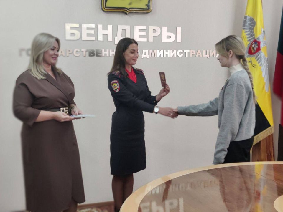 Паспорт — первый шаг во взрослую жизнь Паспорт — первый шаг во взрослую жизнь