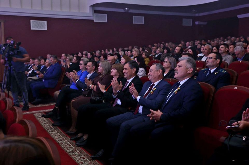 Городу Бендеры – 617 лет. Старейший город Приднестровья, город воинской славы, мощный промышленный центр республики, исторический город СССР Городу Бендеры – 617 лет. Старейший город Приднестровья, город воинской славы, мощный промышленный центр республики, исторический город СССР