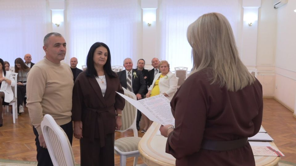 В День города в бендерском ЗАГСе чествовали пары, которые уже много лет вместе В День города в бендерском ЗАГСе чествовали пары, которые уже много лет вместе