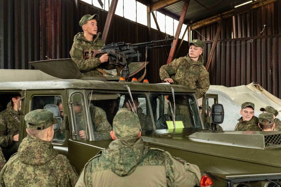 Суворовцы старших и выпускных классов посетили одну из воинских частей Вооружённых сил ПМР Суворовцы старших и выпускных классов посетили одну из воинских частей Вооружённых сил ПМР